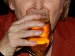 Kdo nebyl nachytán s jídlem, byl nachytán s pitím. Německá kancléřka Angela Merkelová si dopřává pivo pro projevu, který měla ke spolustraníkům z CDU ve městě Demmin, 25. února.