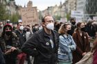 Až dvacet tisíc lidí se sešlo na Václavském náměstí na protestu proti příklonu Česka k Rusku, zazněla i podpora ohrožené nezávislosti České televize.