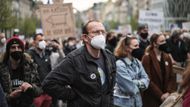 Až dvacet tisíc lidí se sešlo na Václavském náměstí na protestu proti příklonu Česka k Rusku, zazněla i podpora ohrožené nezávislosti České televize.