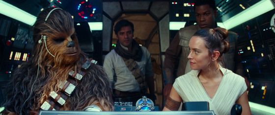 Chewbacca alias Žvejkal (vlevo) s pilotem Poem Dameronem hraným Oscarem Isaacem, Johnem Boyegou jako Finnem a Daisy Ridleyovou coby Rey.