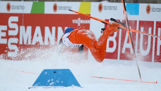 Skokani na lyžích, snowboardisté, běžci, biatlonisté i sjezdaři už mají po sezoně. Podívejte se na ty nejlepší fotky, které její průběh dokumentují.