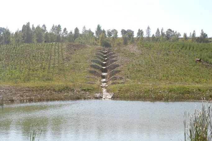 Do lomu vtéká několik potoků. Aby se jezero naplnilo je potřeba prorazit tunel k nedaleké Ohři a doufat že přijde povodeň.