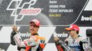 Španělští motocyklisté Dani Pedrosa (vlevo) společně s Britem Calem Crutchlowem svá umístění ve Velké ceně České republiky 2012 v Brně.