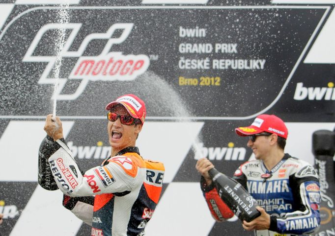 Španělští motocyklisté Dani Pedrosa (vlevo) společně s Britem Calem Crutchlowem svá umístění ve Velké ceně České republiky 2012 v Brně.