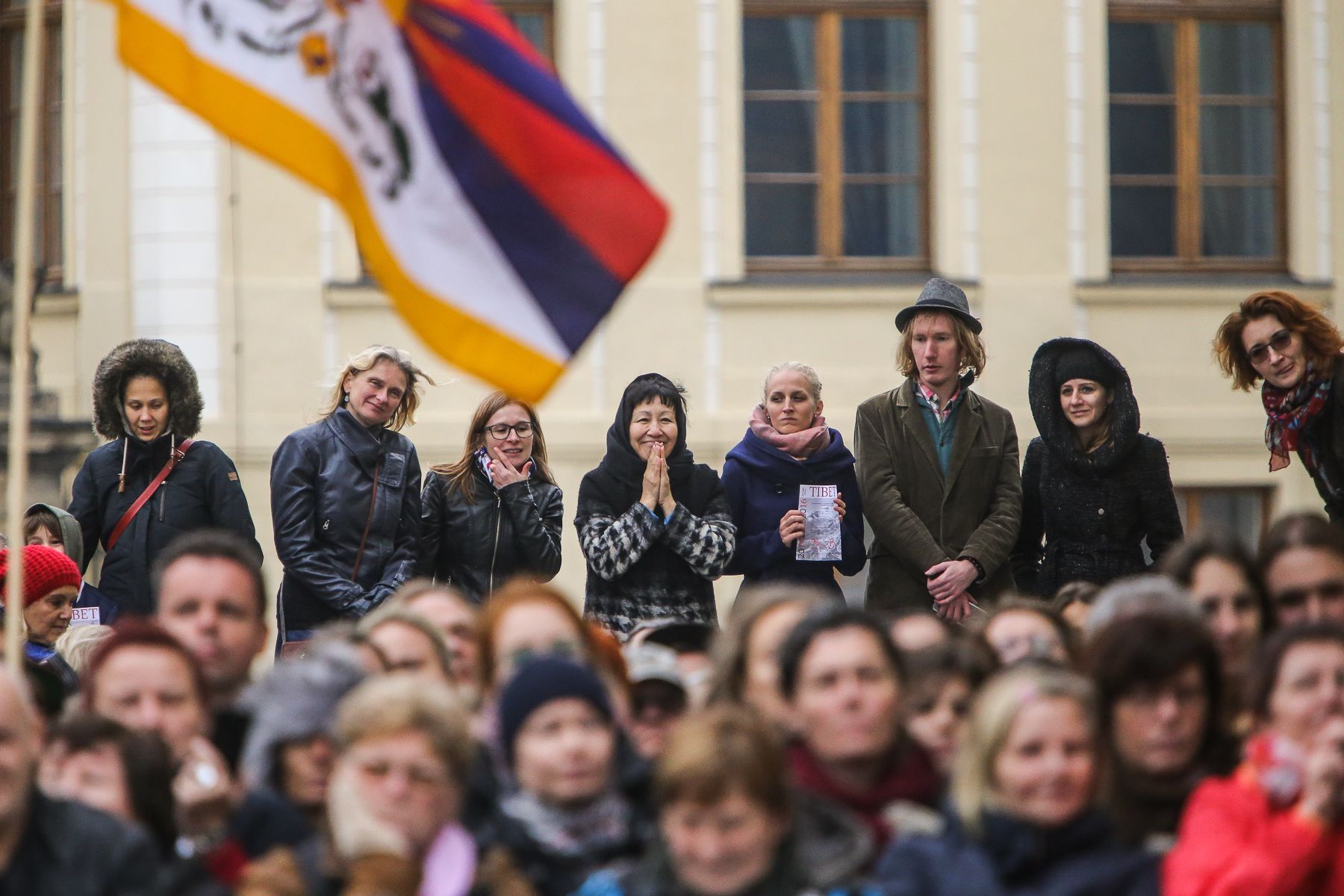 Dalajlama v Praze - přivítání na Hradčanském náměstí