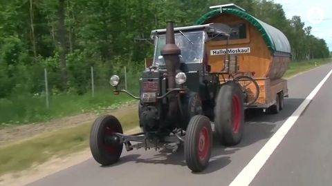 Německý fanoušek vyrazil na MS starým traktorem. Chce stihnout první německý zápas