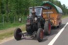 Německý fanoušek vyrazil na MS starým traktorem. Chce stihnout první německý zápas