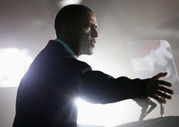 U.S. President Barack Obama addresses the crowd at a campaign event inside a very dusty building at the Franklin County fairgrounds in Hilliard, Ohio, November 2, 2012. REUTERS/Larry Downing (UNITED STATES - Tags: POLITICS ELECTIONS) Published: Lis. 2, 2012, 3:48 odp.