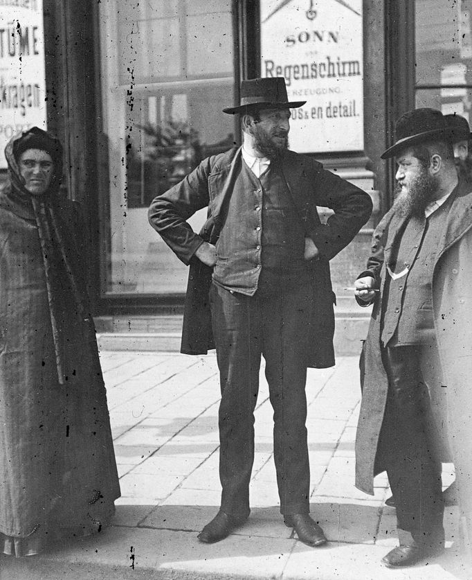 Židovští přistěhovalci ve Vídni, okolo roku 1910.