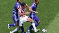 Japonci Takashi Fukunishi (vlevo) a Hidetoshi Nakata se snaží připravit o míč Chorvata Marka Babiče.