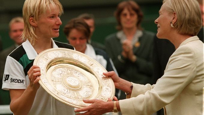 Vevodkyně z Kentu předávala Janě Novotné trofej pro vítězku Wimbledonu 1998