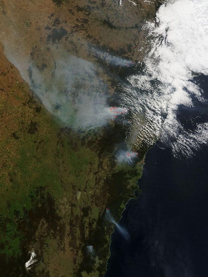 Satelit MODIS pořídil 17. října záběr lesních požárů v Austrálii. Podle tamních médií šlo o jeden z nejhorších požárů, které Nový Jižní Wales zasáhly. V 18:30 místního času hořelo na devadesáti místech, z toho na 36 místech neměli hasiči oheň pod kontrolou.