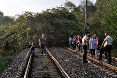 Řádění bouřek v Česku pokračuje, mnohé vlakové tratě zkolabovaly kvůli spadlým stromům