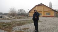 Areál někdejšího koncentráku stále patří armádě. Ke vstupu potřebujete povolení, i když vojáci jsou už léta pryč. Místo hlídá ochranka.