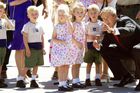 2002: Pět dětí McCaugheyových si potřáslo rukou s presidentem Georgem Bushem při jeho návštěvě Iowy