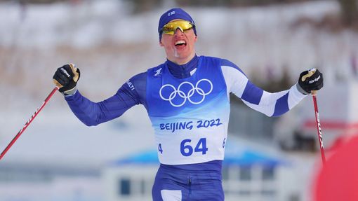 Iivo Niskanen z Finska slaví vítězství v běhu na lyžích na 15 km na ZOH 2022 v Pekingu