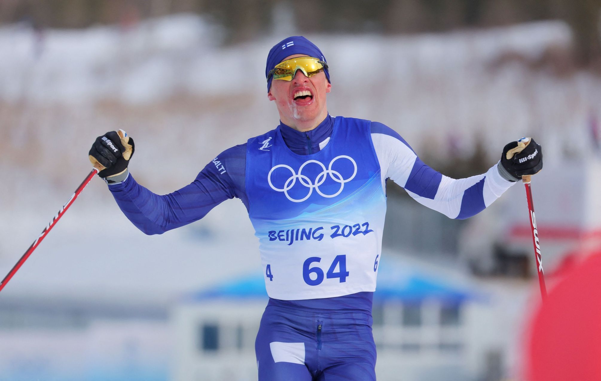 Iivo Niskanen z Finska slaví vítězství v běhu na lyžích na 15 km na ZOH 2022 v Pekingu