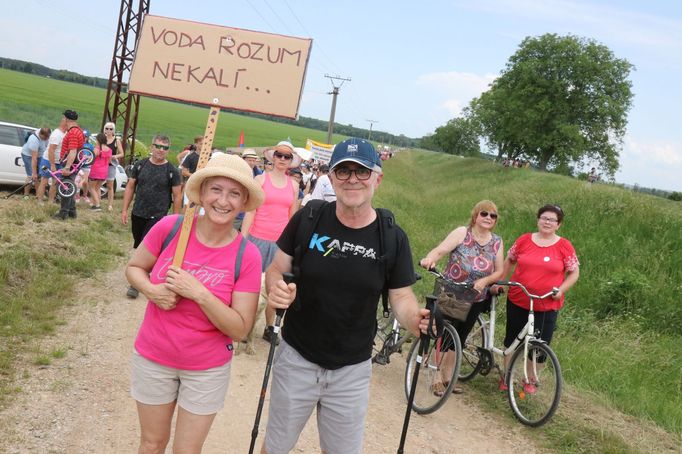 Protestní pochod lidí proti těžbě štěrkopísku a na ochranu pitné vody na Hodonínsku.