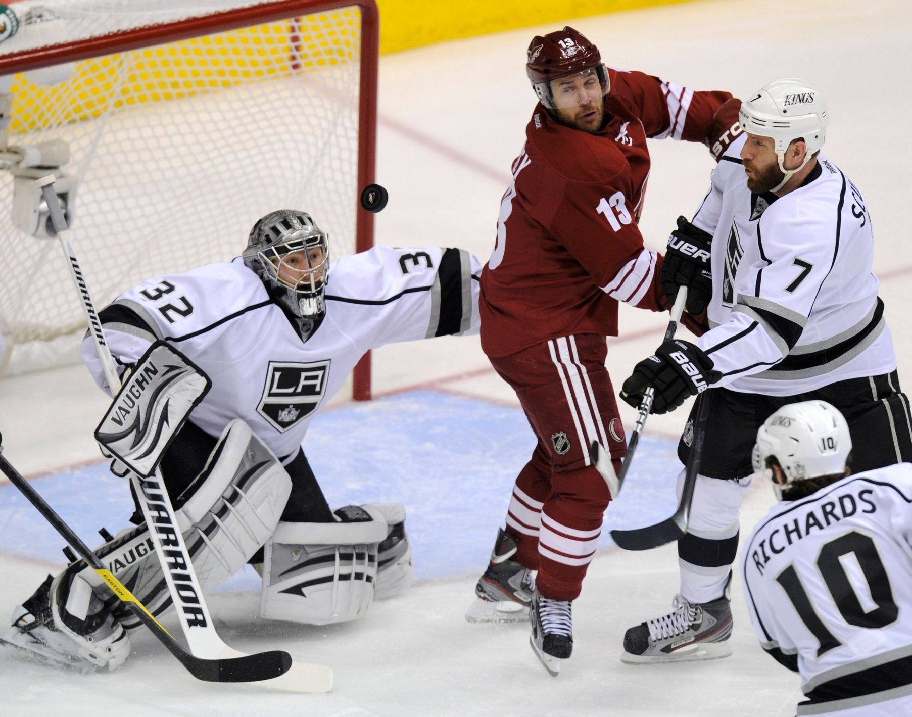 Quick chytá puk v zápase Phoenix Coyotes - LA Kings
