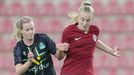 Odveta 1. kola Ligy mistryň 2019/20, Sparta - Breidablik: Aneta Pochmanová bojuje o míč s islandskou soupeřkou.