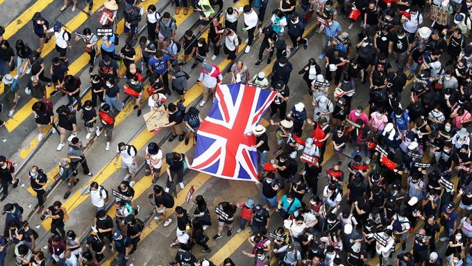 Demonstranti vyzvali Londýn, aby se zasadil o dodržování městské autonomie, kterou Hongkong v rámci dohod po přechodu z britské pod čínskou správu v roce 1997 získal.
