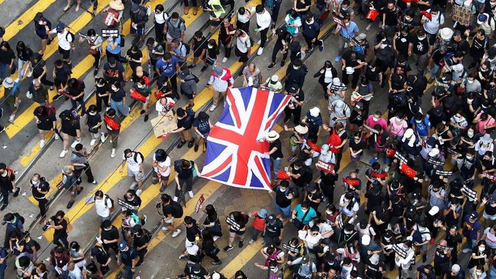 Spojené království, ochraňuj Hongkong, křičeli demonstranti před britským konzulátem