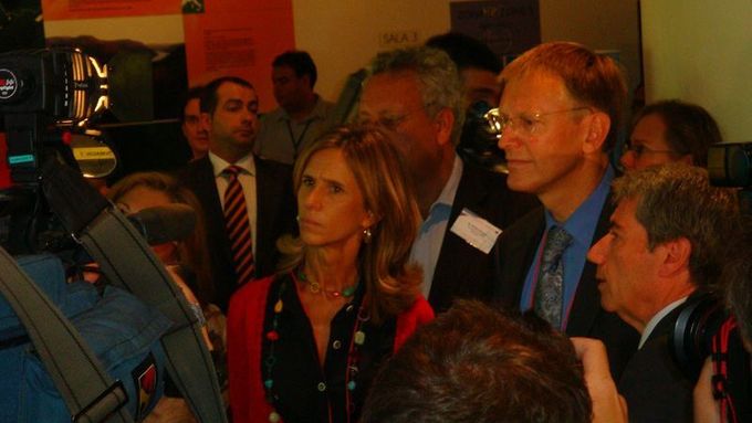 Prohlížejí si, jak chce Evropa chránit klima: eurokomisař pro výzkum Janez Potočnik (vpravo v brýlích) a španělská ministryně pro vědu a inovace Cristina Garmendia Mendizábalová (uprostřed) při prohlídce pavilónu Evropské unie na výstavě EXPO 2008 v Zaragoze.