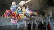 Na začátku Alcatrazské výstavy "@Large: Ai Weiwei on Alcatraz Island" návštěvníci procházejí kolem Draka, jež je součástí instalace With Wind.