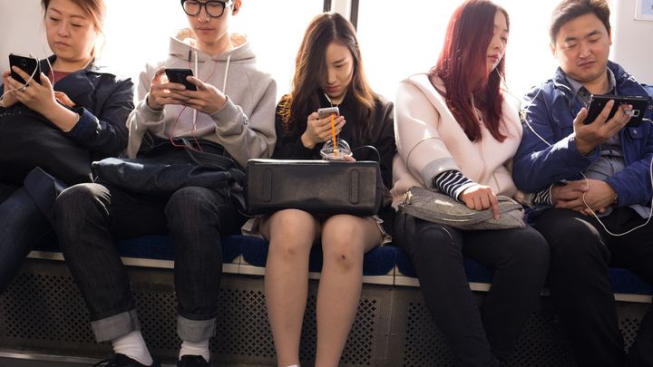 Nespí, závislost na mobilu je silnější. Korejci se jezdí léčit na detoxikační tábory