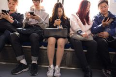 Nespí, závislost na mobilu je silnější. Korejci se jezdí léčit na detoxikační tábory