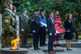 Pietní akce proběhla i na vojenském hřbitově v Liberci-Ruprechticích. Čestná stráž držela českou vlajku z rakve vojáka Tomáše Procházky, který loni padl v Afghánistánu.