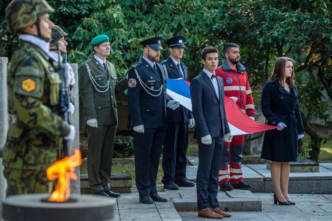 Pietní akce proběhla i na vojenském hřbitově v Liberci Ruprechticích. Čestná stráž držela českou vlajku z rakve vojáka Tomáše Procházky, který loni padl v Afghánistánu.