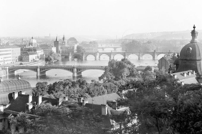 Pohled na pražské mosty přes Vltavu: Mánesův, Karlův a Most Legií. Snímek z roku 1937.