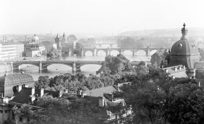 Pohled na pražské mosty přes Vltavu: Mánesův, Karlův a Most Legií. Snímek z roku 1937.