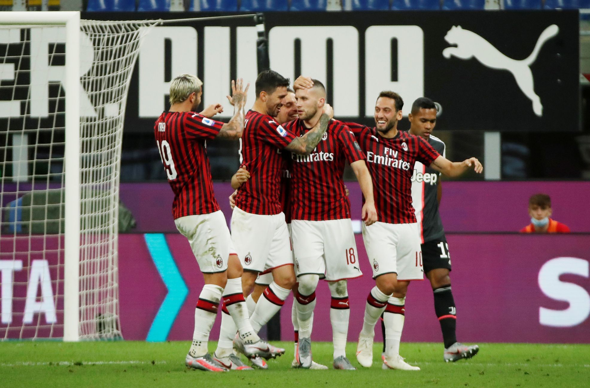 Radost hráčů AC Milán v zápase s Juventusem