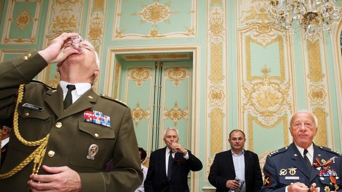 Oslavy Dne vítězství na ruské ambasádě v Praze, kde bývá pravidelným hostem i prezident Zeman.