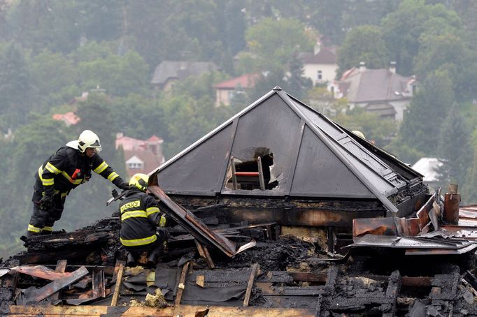 Někdejší vilu uprchlého odsouzeného podnikatele Radovana Krejčíře v Černošicích u Prahy zasáhl v noci na úterý 20. 8. rozsáhlý požár. Plameny zničily téměř celou střechu.