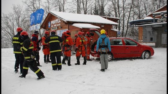 Obrazem: Hasiči cvičili záchranu lidí z porouchané lanovky