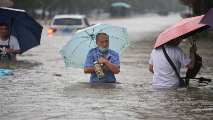 Povodně v čínském městě Čeng-čou.