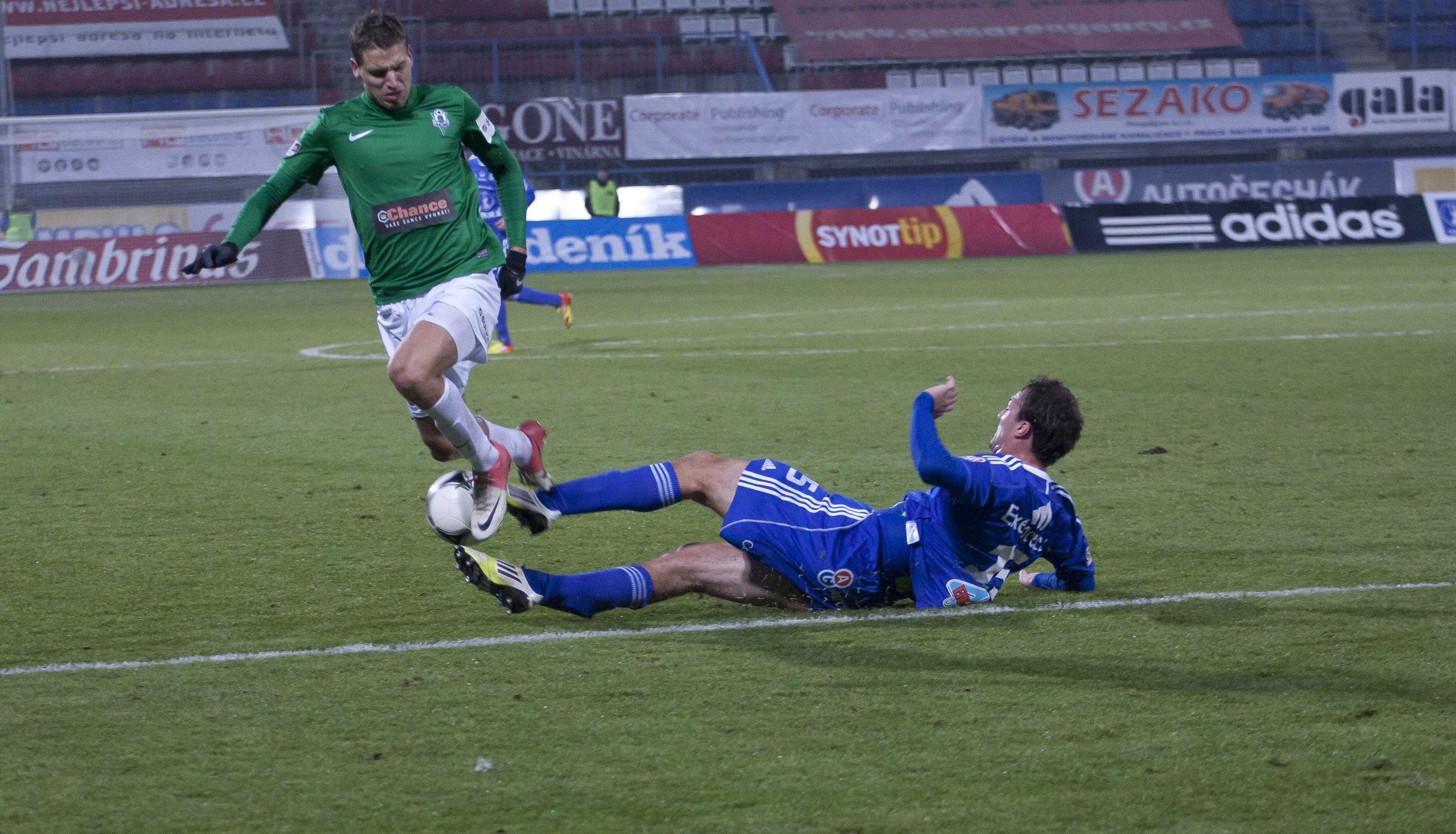 Fotbalista Olomouce Jan Navrátil brání fotbalistu Jablonce v utkání v Gambrinus lize 2012/13.