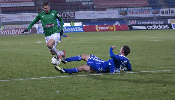 Fotbalista Olomouce Jan Navrátil brání fotbalistu Jablonce v utkání v Gambrinus lize 2012/13.