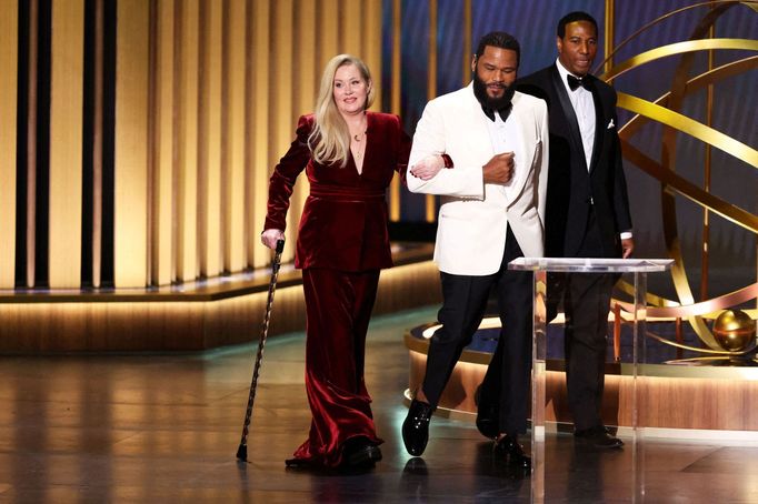 Na snímku z předávání cen Emmy jsou herečka Christina Applegate, která zápasí s roztroušenou sklerózou, a moderátor Anthony Anderson.