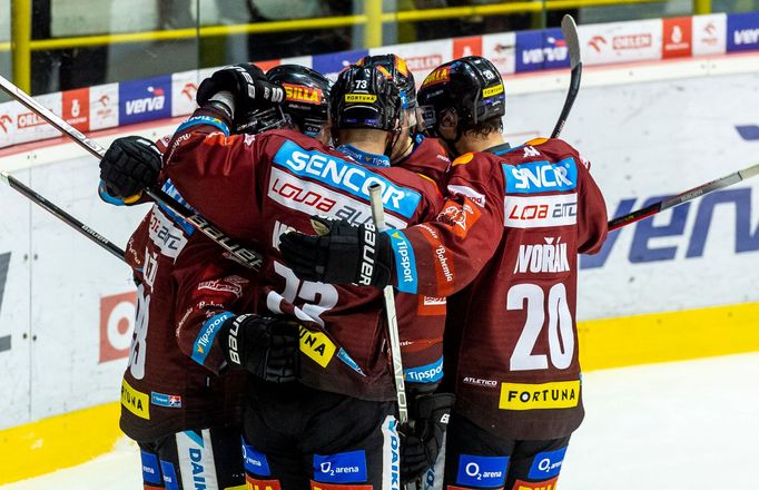 Hráči Sparty se radují z gólu v zápase 52. kole extraligy Litvínov - Sparta Praha