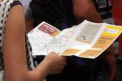 Novinky v pražské MHD: Metro jede déle, uzavírky končí