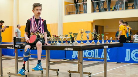 Vítek je bojovník. Má jen jednu nohu, nelituje se a ve stolním tenise poráží zdravé