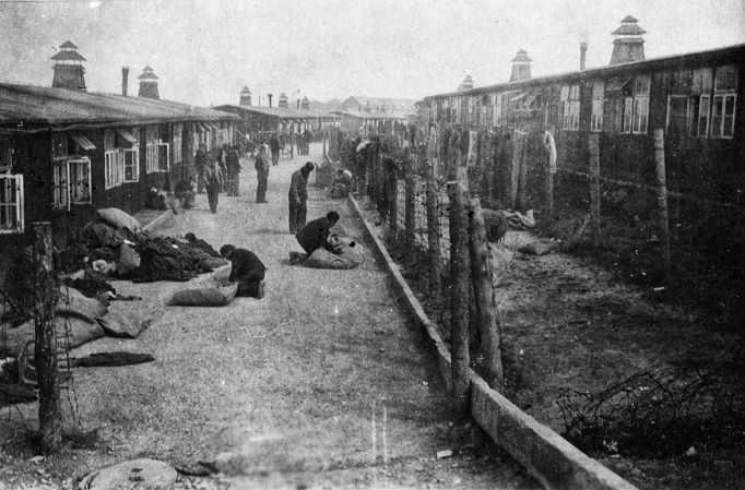 Fotografie z období osvobození koncentračního tábora Buchenvald. Duben 1945.