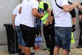 Před vstupem na Městský fotbalový stadion v Uherském Hradišti se fanoušci Baníku podrobili detailním kontrolám. Dokonce si museli sundávat boty.