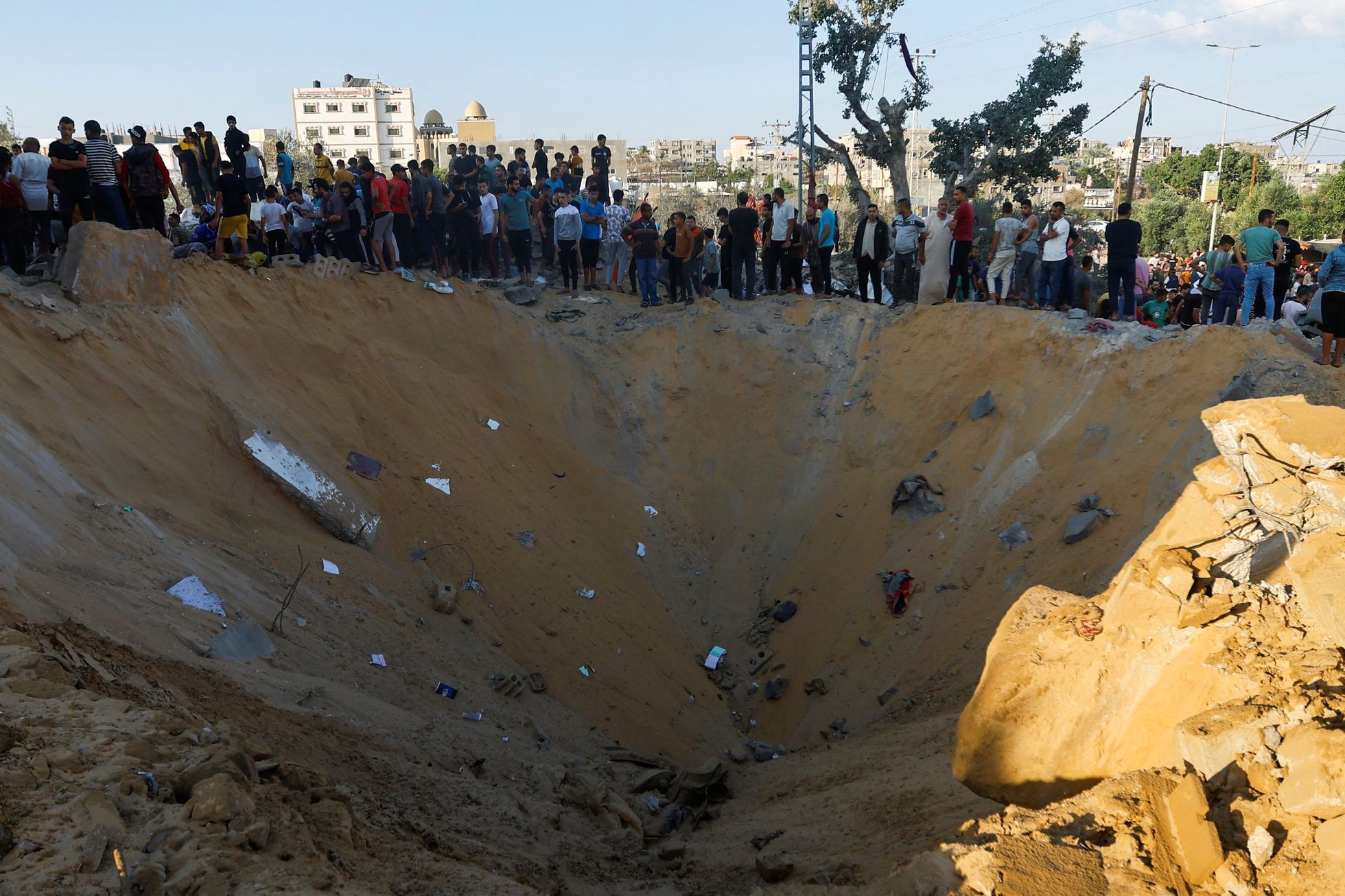 Kráter po izraelském ostřelování Chán Júnisu v centrální části pásma Gazy.