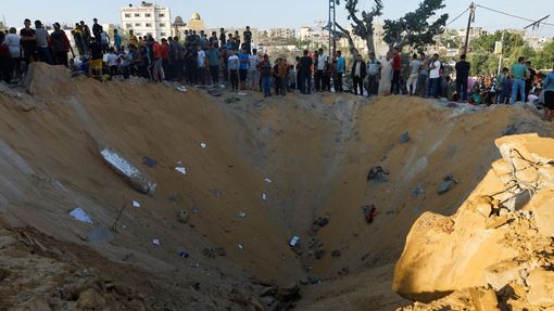 Kráter po izraelském ostřelování Chán Júnisu v centrální části pásma Gazy.