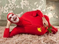Red Bastardova one-man show v typickém červeném kostýmu je plná syrové konverzace, provokace, humoru a improvizace. Do Čech přijíždí vůbec poprvé.